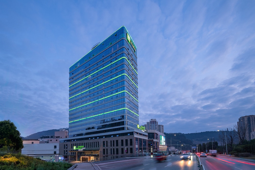 holiday inn express bazhong center an ihg hotel