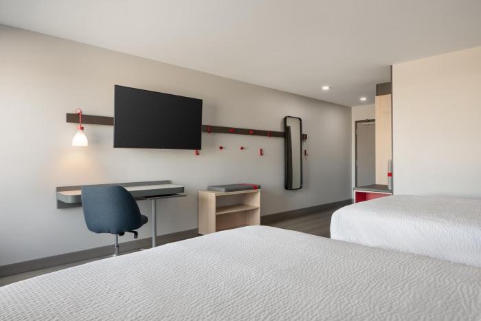 avid hotel oak creek an ihg hotel