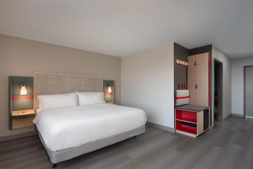 avid hotel oak creek an ihg hotel