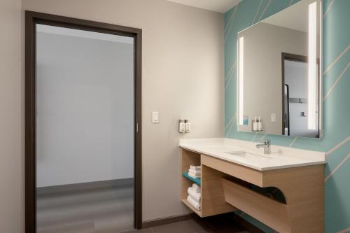 avid hotel oak creek an ihg hotel