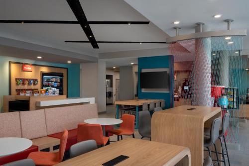avid hotel oak creek an ihg hotel