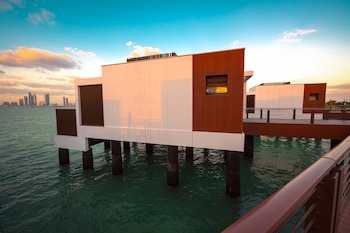 bab al nojoum hudayriyat villas
