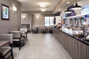 Holiday Inn Express Hotel & Suites Minneapolis-Minnetonka By Ihg,Near Skiing,3 star