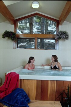 Castle Mountain Lodge,1520 Fall River Rd,2 star