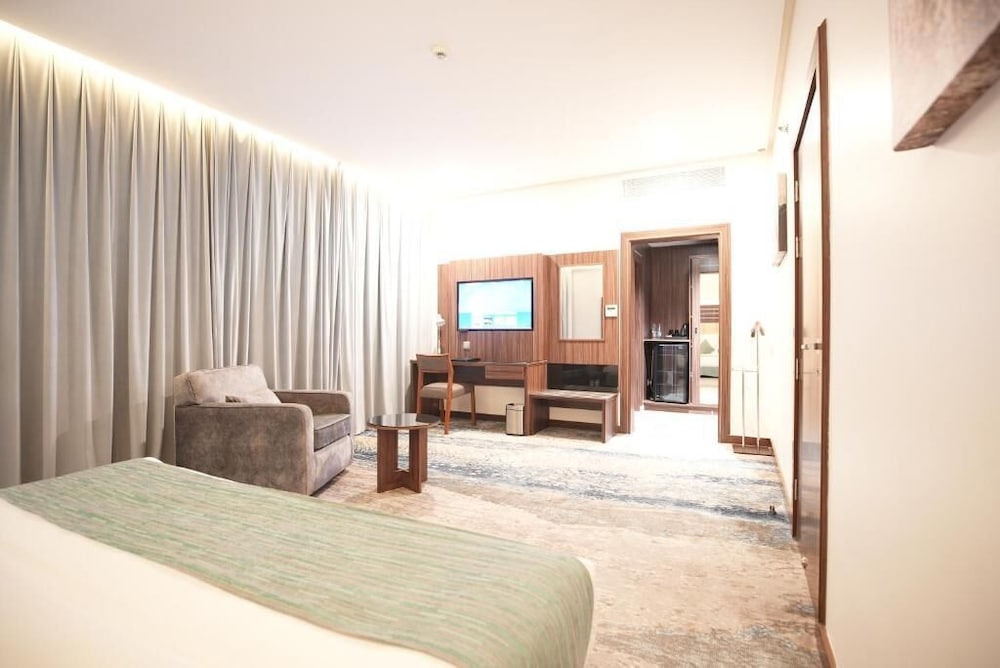 white diamond hotel sari