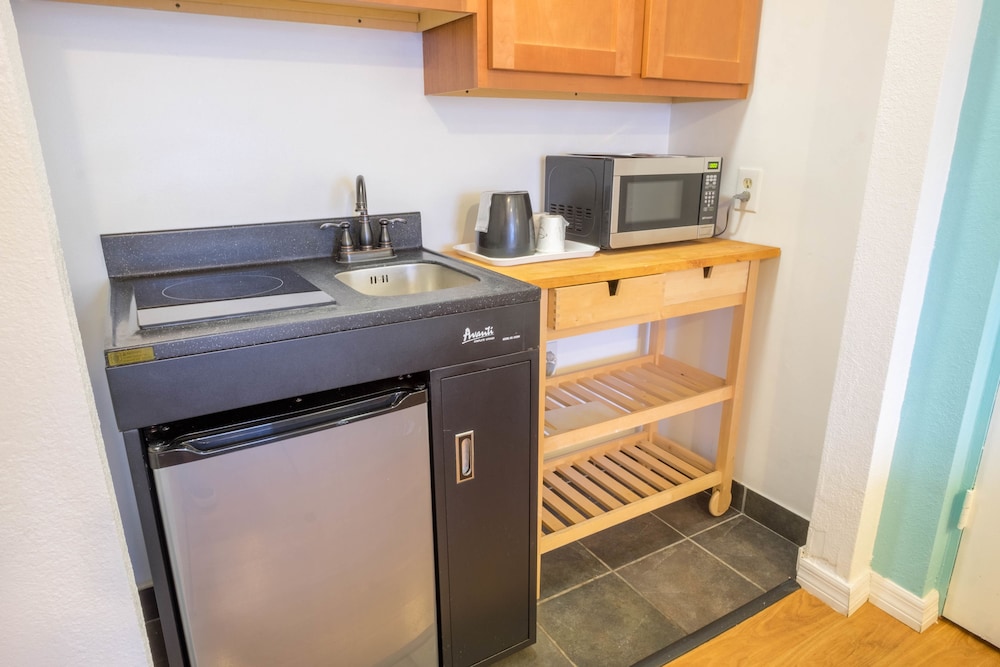 rodeway inn clearwater central