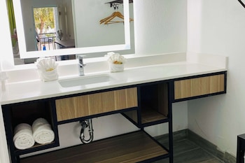 rodeway inn clearwater central