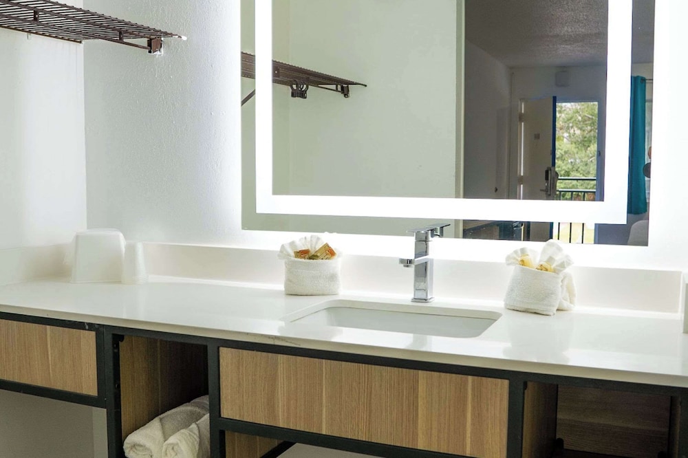 rodeway inn clearwater central