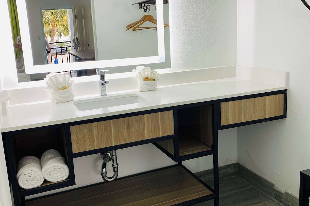 rodeway inn clearwater central