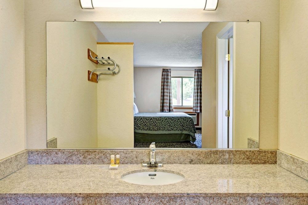 Econo Lodge Bethel - Danbury,,2 star