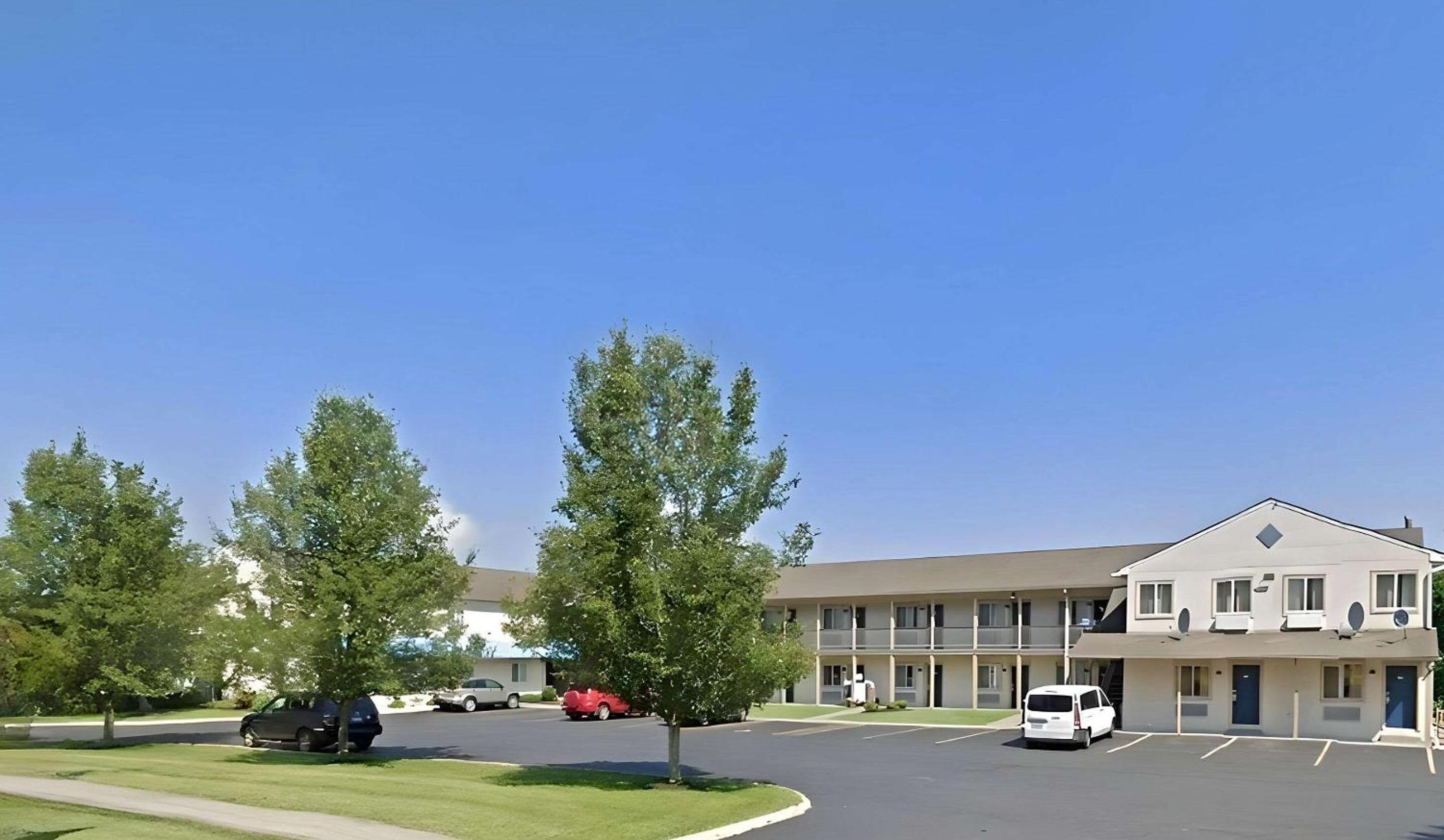 Econo Lodge Bethel - Danbury,,2 star