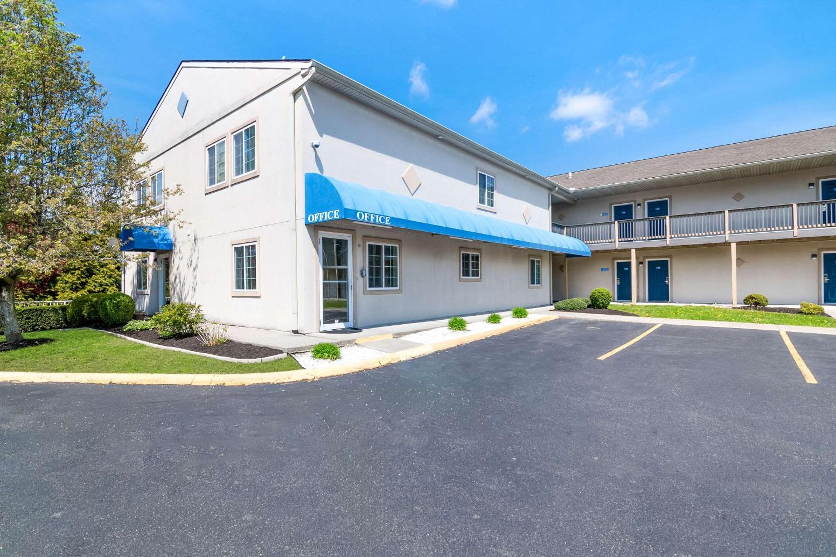 Econo Lodge Bethel - Danbury,,2 star