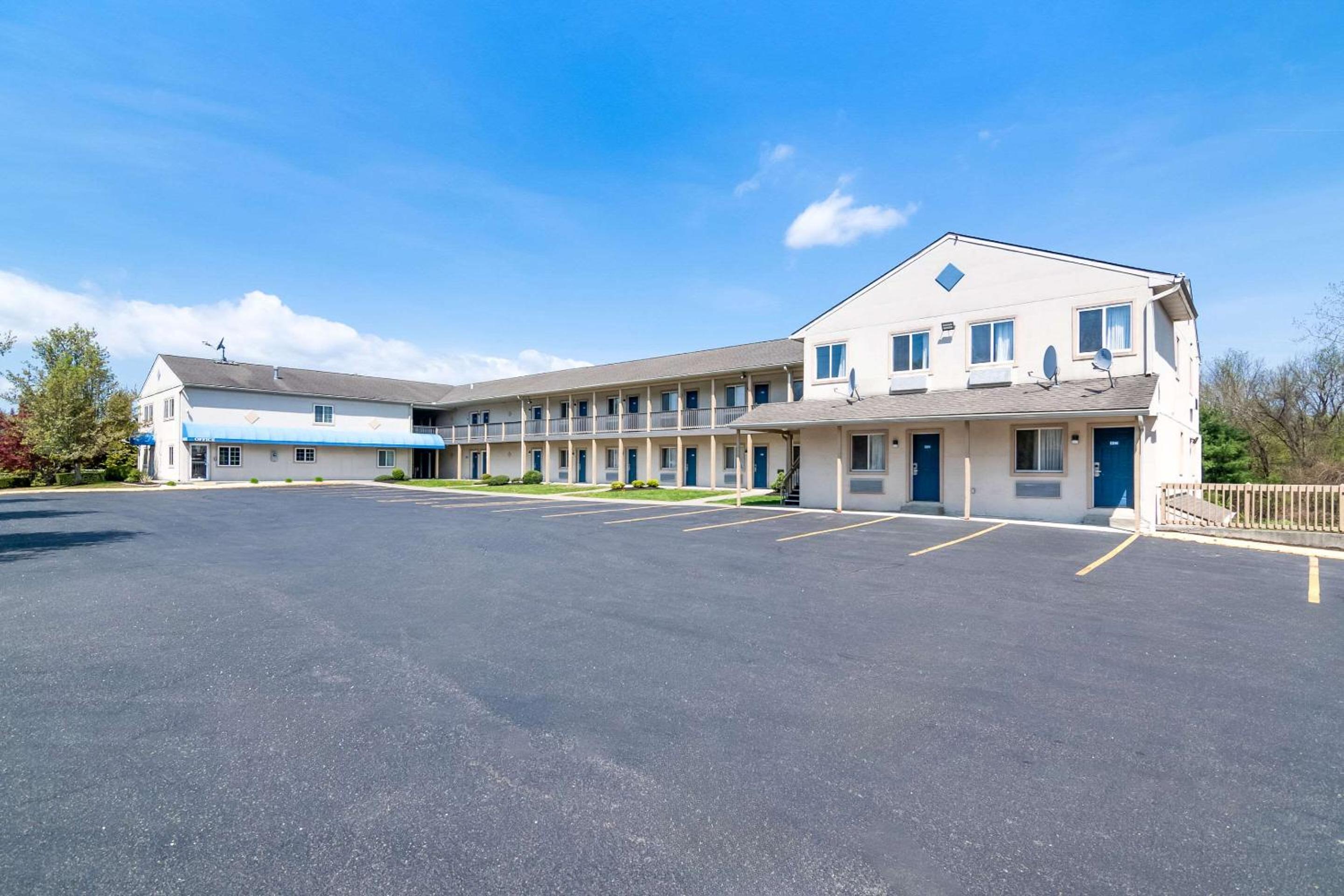 Econo Lodge Bethel - Danbury,,2 star