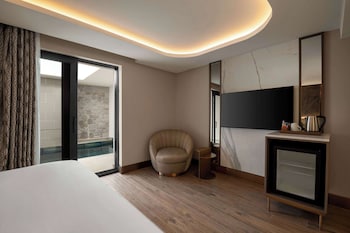 boreas hotel trademark collection by wyndham