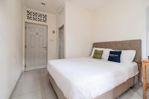 urbanview hotel minongga pondok labu by reddoorz