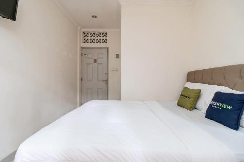 urbanview hotel minongga pondok labu by reddoorz