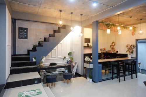 urbanview hotel umbrella dieng by reddoorz