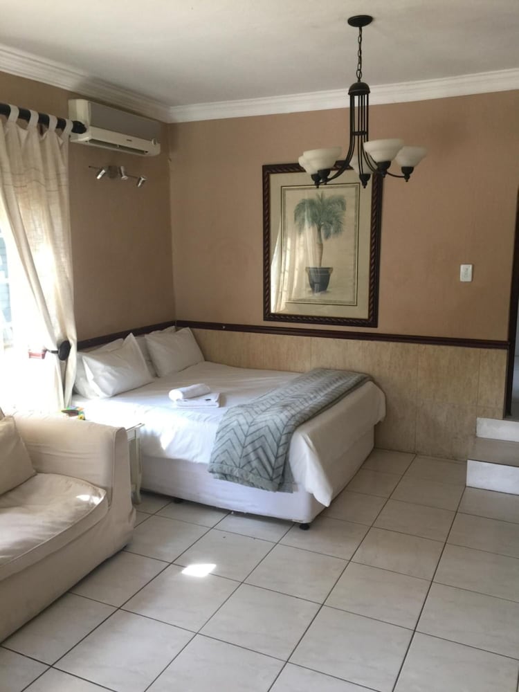 Summerview Guest Lodge,Fourways>>Bryanston,3 star