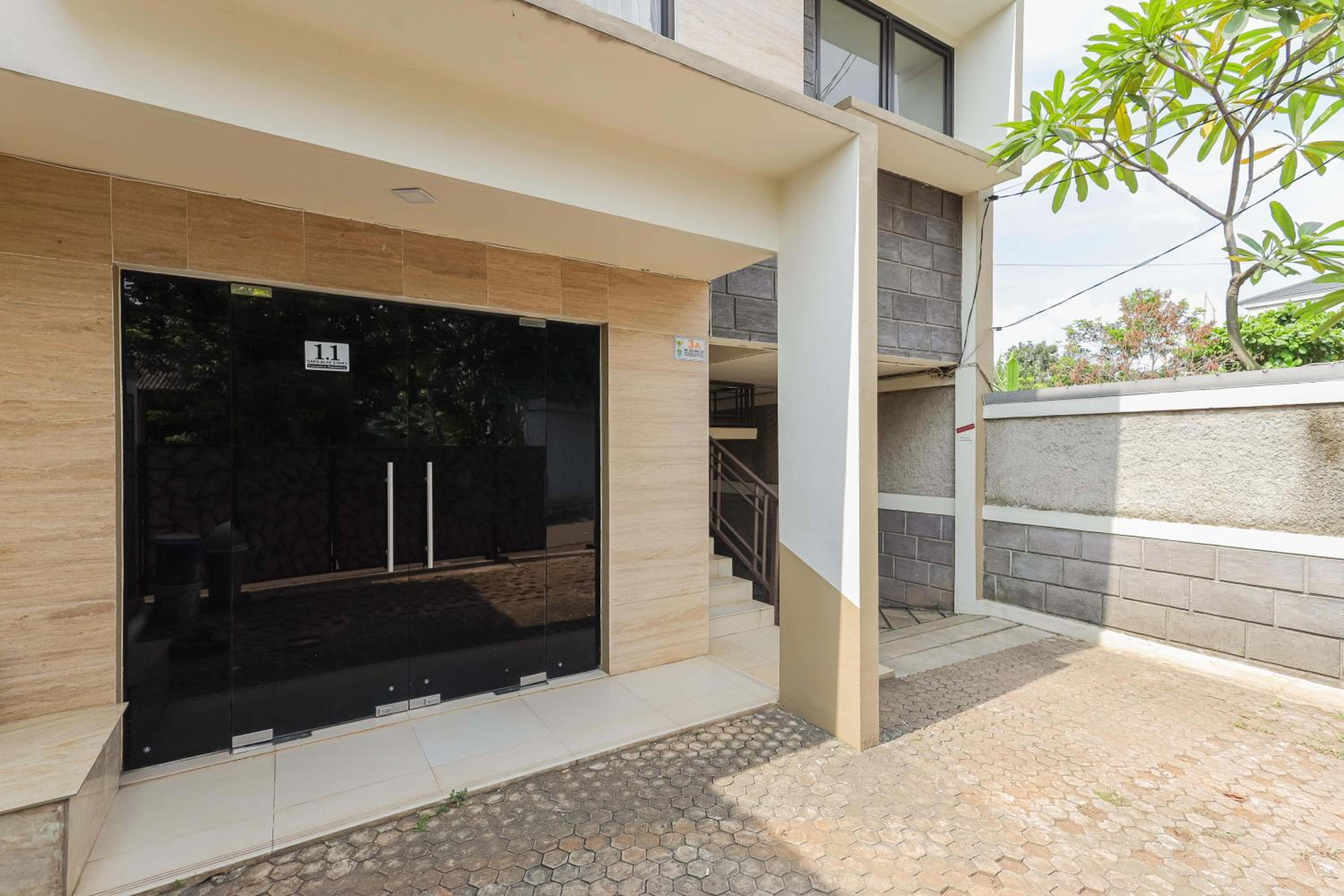 reddoorz syariah near green park jatiwarna