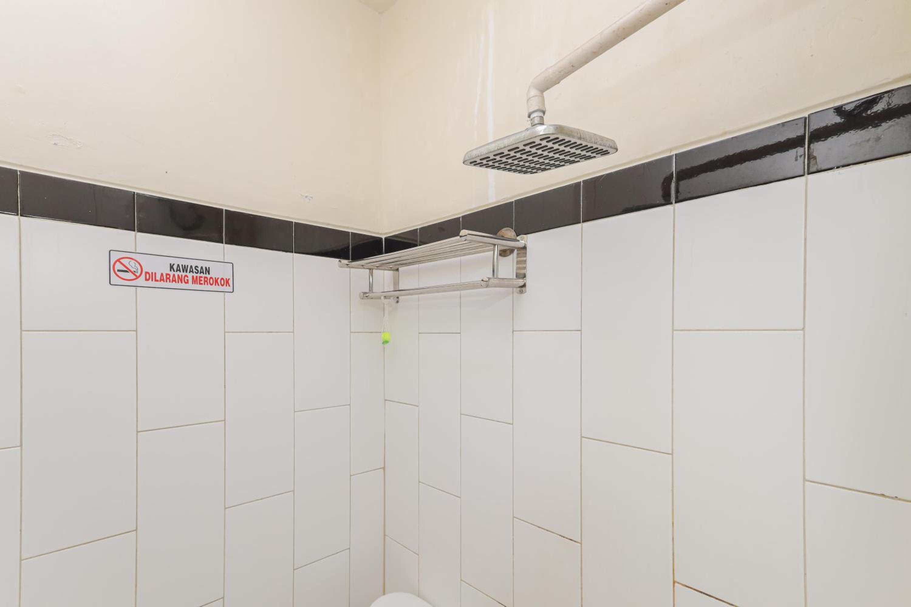 reddoorz syariah near green park jatiwarna