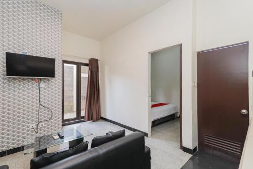 reddoorz syariah near green park jatiwarna