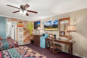 smokey bear motel