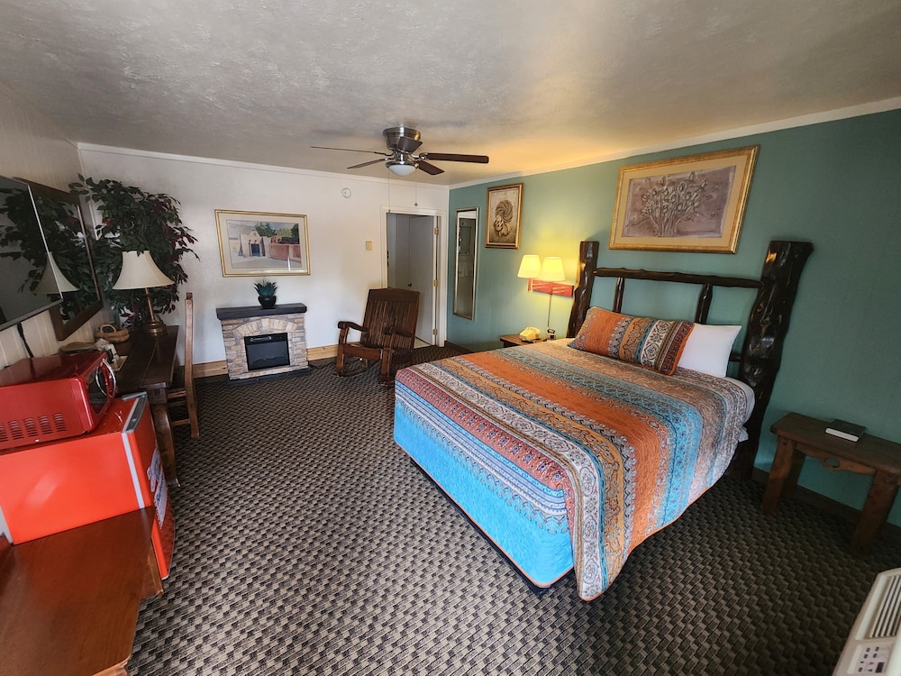 smokey bear motel