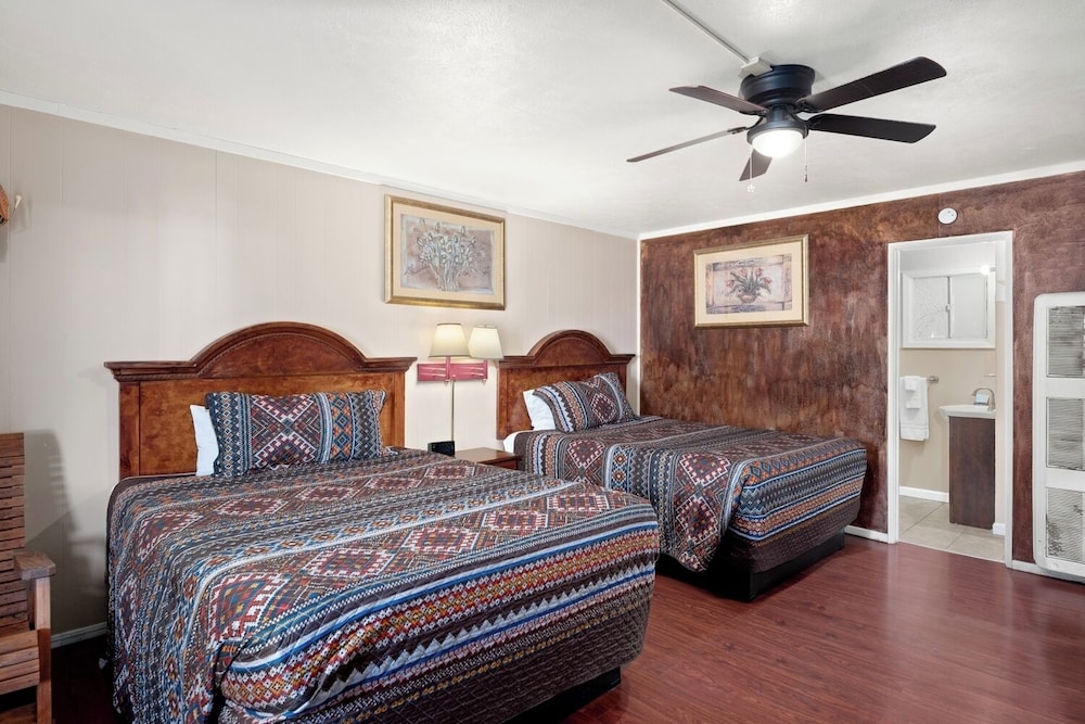 smokey bear motel