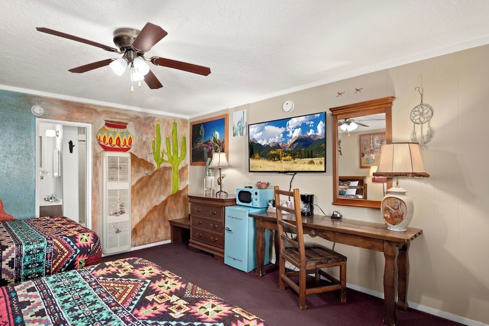 smokey bear motel