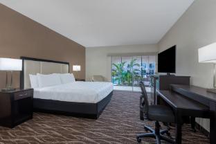 holiday inn des moines airport conf center by ihg