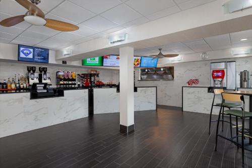 holiday inn des moines airport conf center by ihg