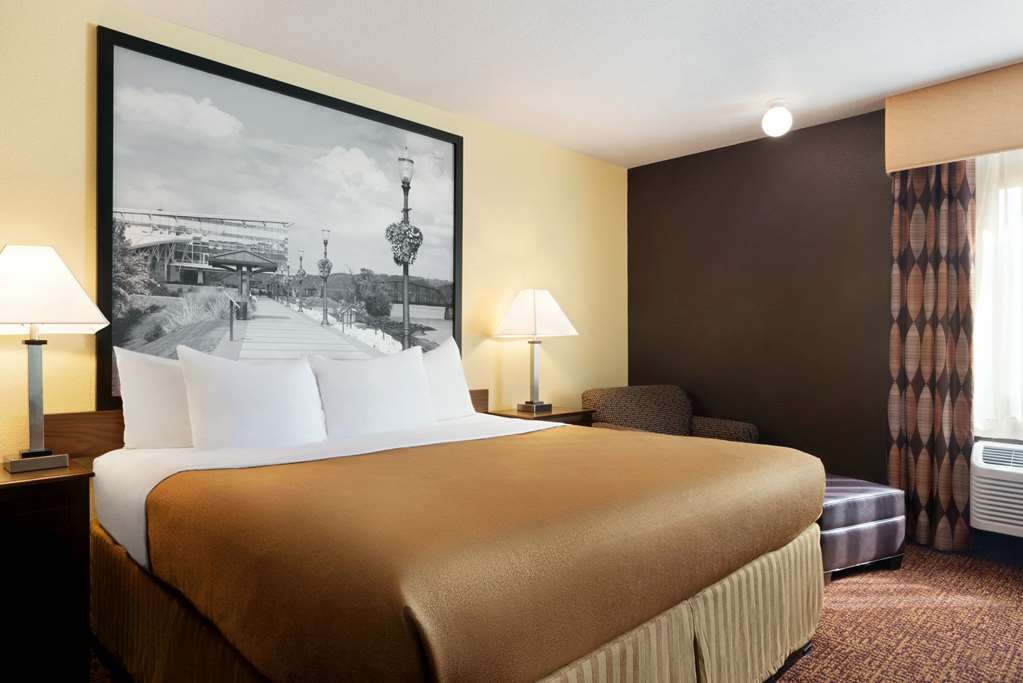 super 8 by wyndham des moines