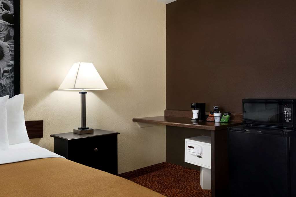 super 8 by wyndham des moines