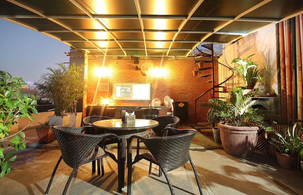 perch service apartment sector 40