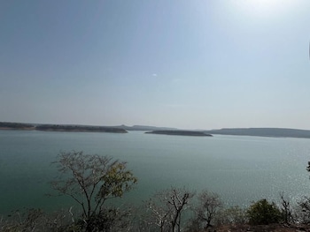 narwar lakefront resort