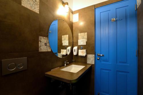 1517 greek house by kaz stays