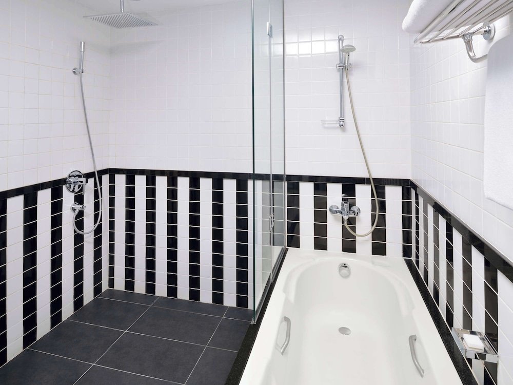 movenpick hotel apartments al mamzar dubai