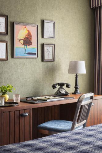 graduate by hilton storrs