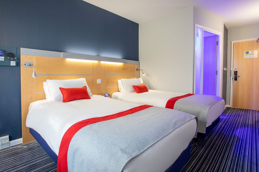 holiday inn express dunfermline by ihg