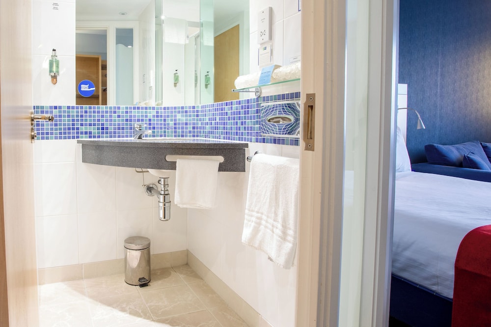 holiday inn express dunfermline by ihg