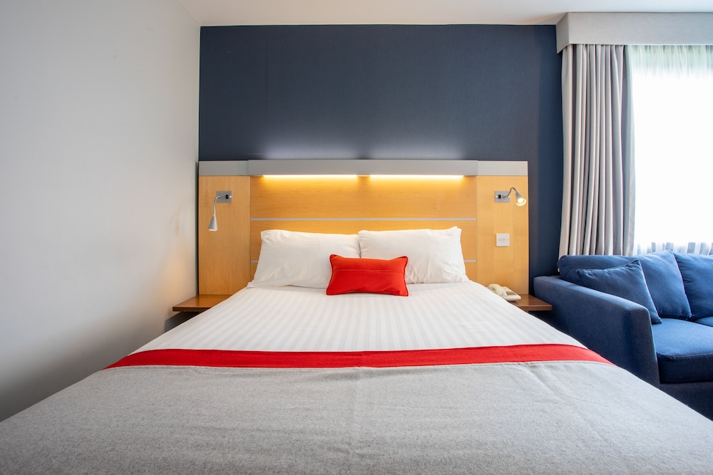 holiday inn express dunfermline by ihg