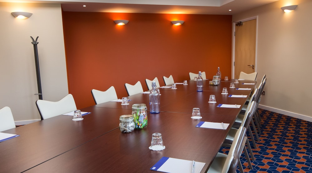 holiday inn express dunfermline by ihg