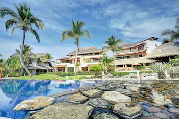 Las Palmas Luxury Villas,Coacoyul>>Barra De Potosi,4 star