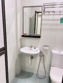 8 hotel nilai