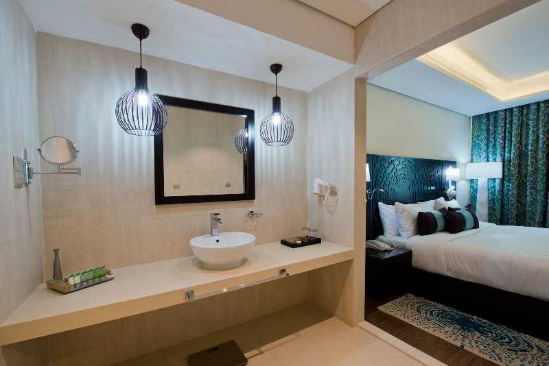 signature inn deira free parking
