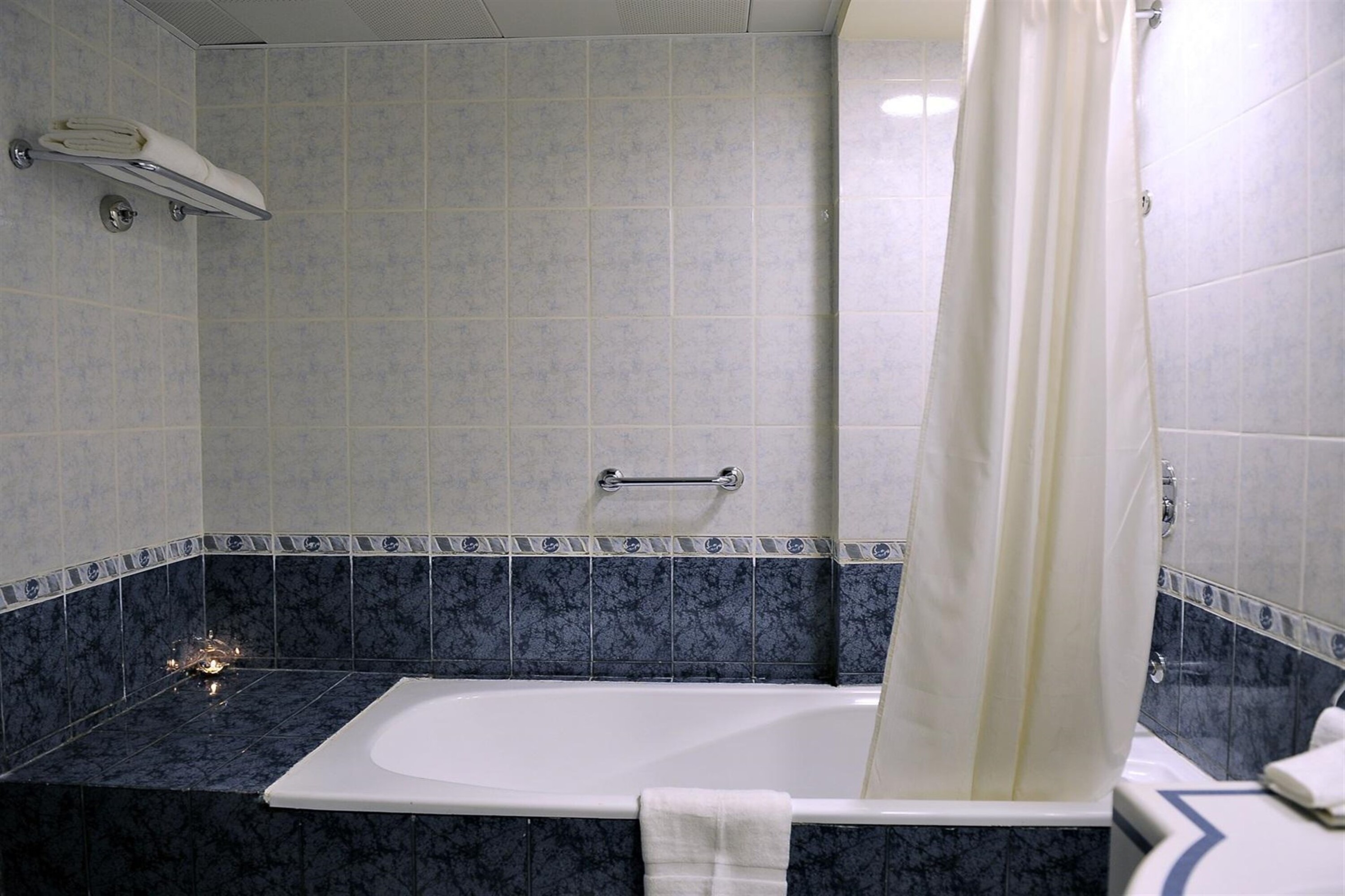 signature inn deira free parking