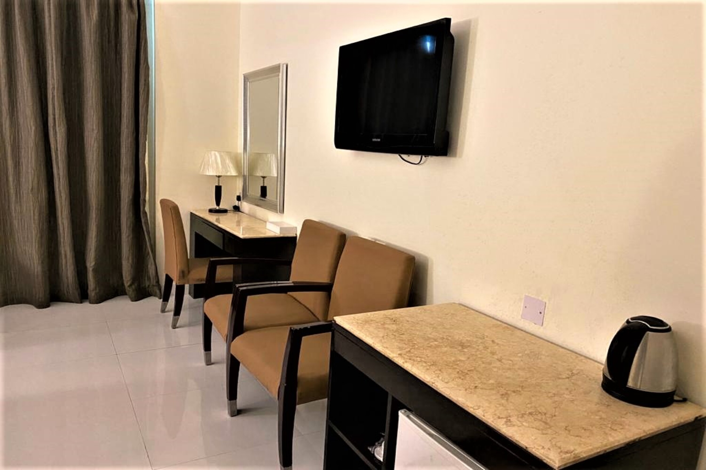signature inn deira free parking