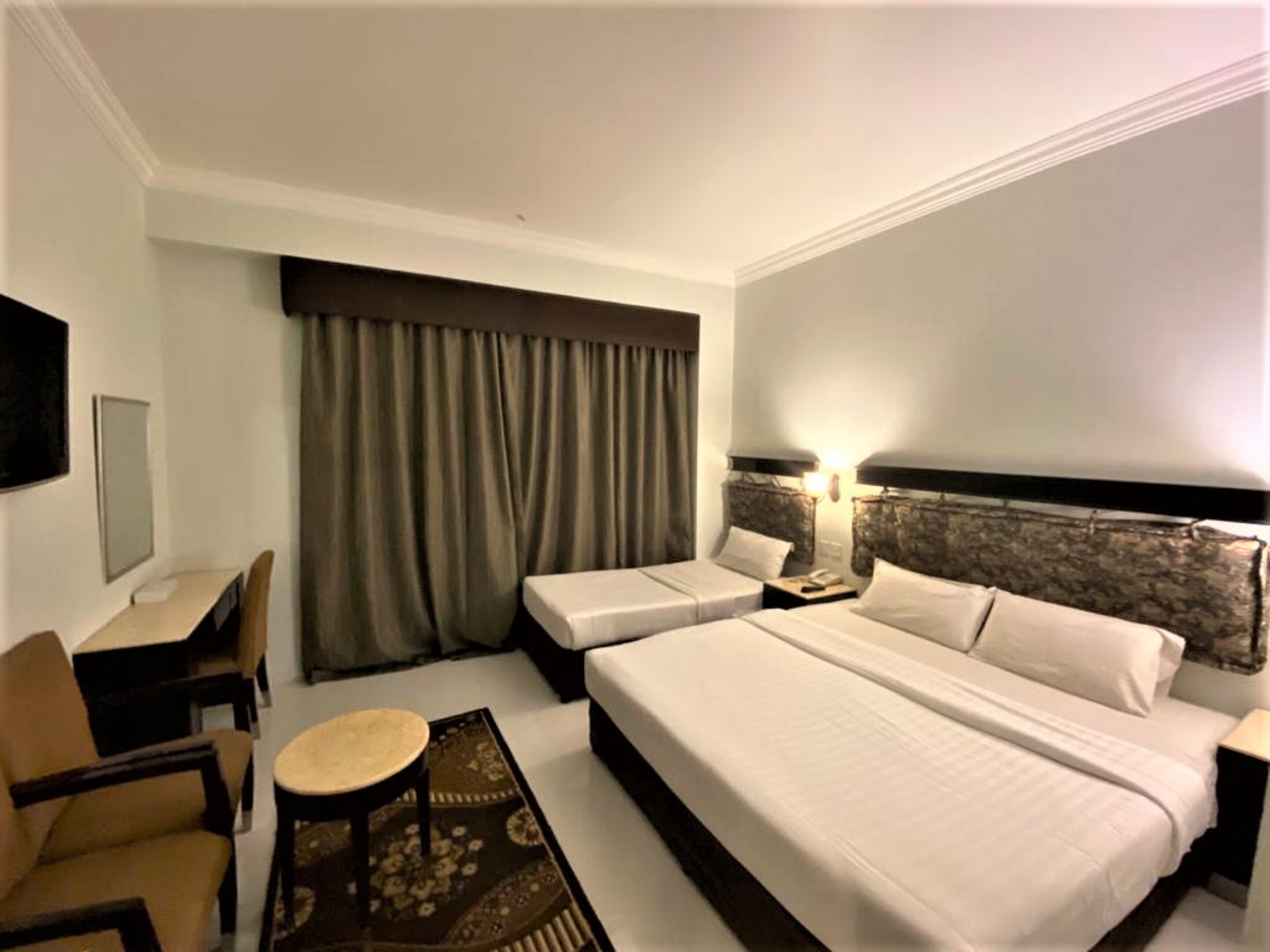 signature inn deira free parking