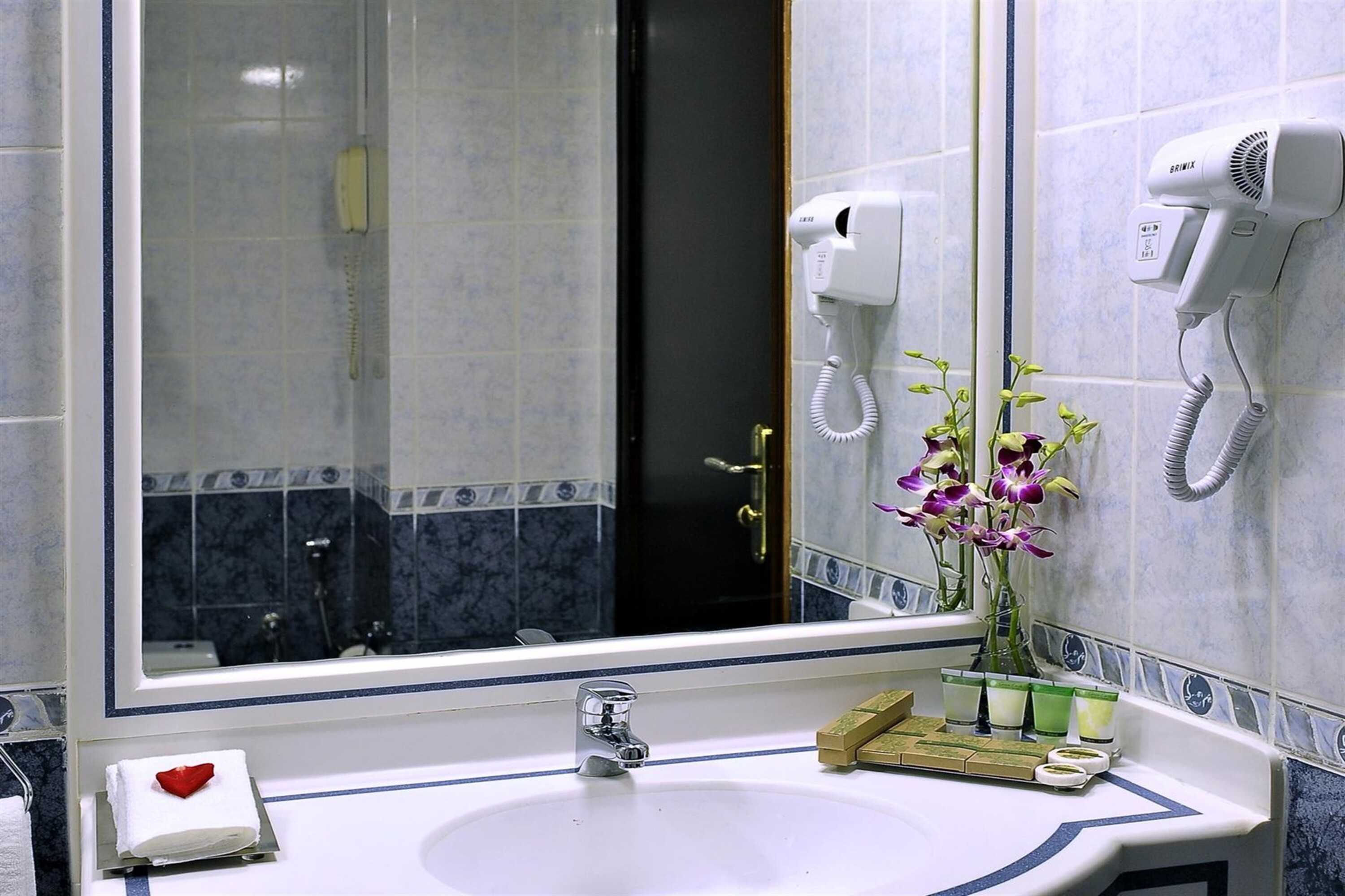 signature inn deira free parking
