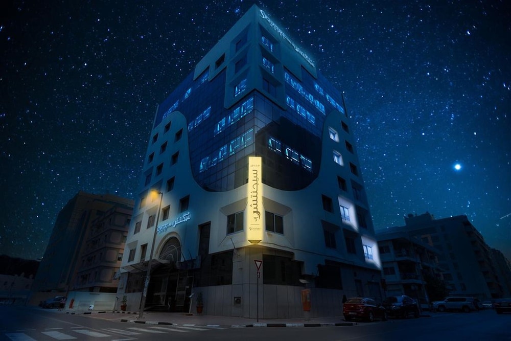 signature inn deira free parking